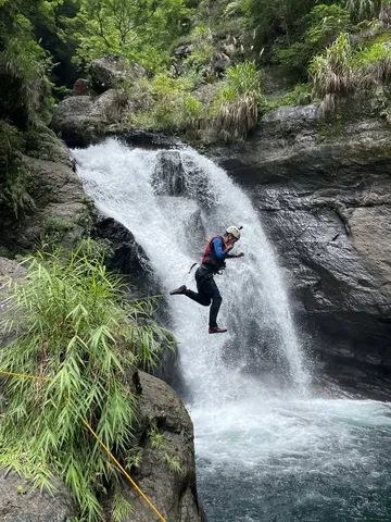 寶里苦溪溯溪｜北橫深山裡滑水跳水垂降（第 1 張，共 7 張）